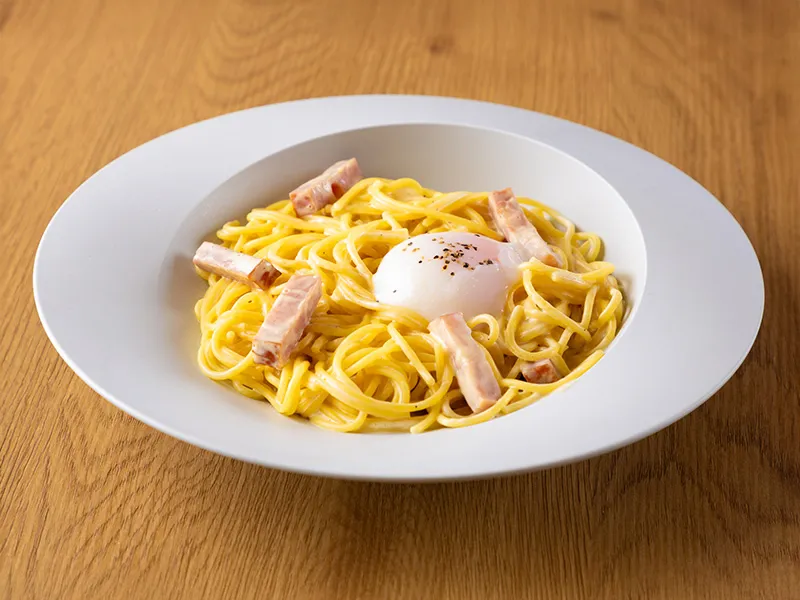 厚切りベーコンのカルボナーラ